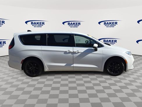 Used 2023 Chrysler Pacifica Touring-L FWD image 2