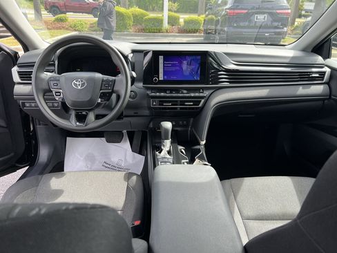 Used 2025 Toyota Camry LE image 31