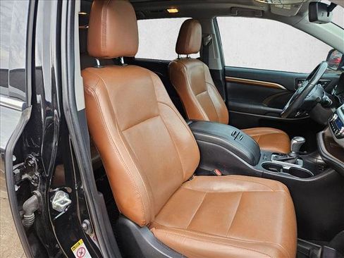 Used 2019 Toyota Highlander Limited Platinum AWD/4WD image 18