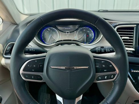 Used 2023 Chrysler Pacifica Touring-L FWD image 25