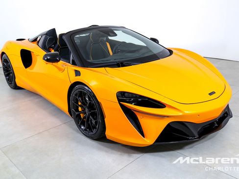Used 2025 McLaren Artura Spider image 4