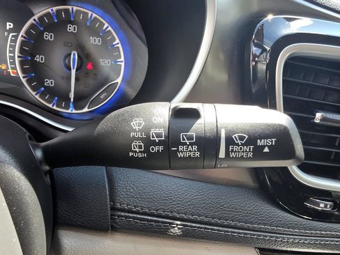 Used 2018 Chrysler Pacifica Limited FWD image 23