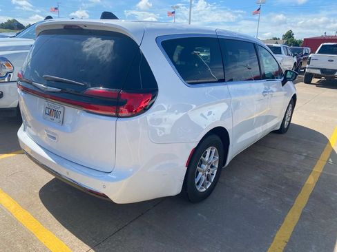 Used 2025 Chrysler Pacifica Select FWD image 3
