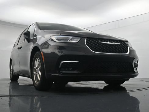 Used 2023 Chrysler Pacifica Touring-L FWD image 18