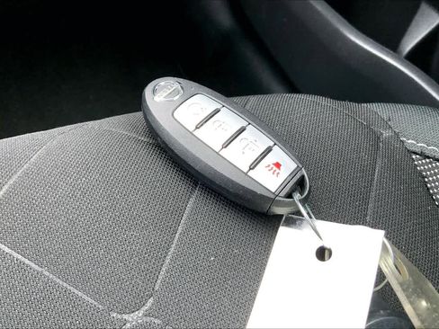 Used 2019 Nissan Kicks SV image 14