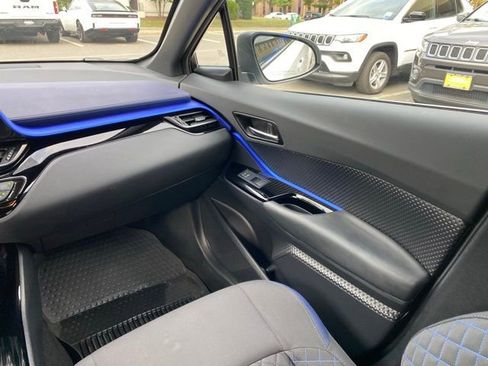 Used 2022 Toyota C-HR XLE image 34