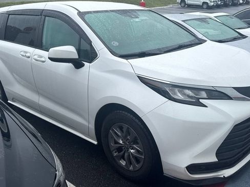 Used 2023 Toyota Sienna LE FWD image 2