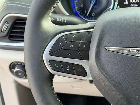 Used 2024 Chrysler Pacifica Touring-L image 21