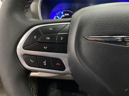 Used 2024 Chrysler Pacifica Limited FWD image 19
