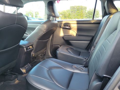 Used 2023 Toyota Highlander XLE FWD image 18