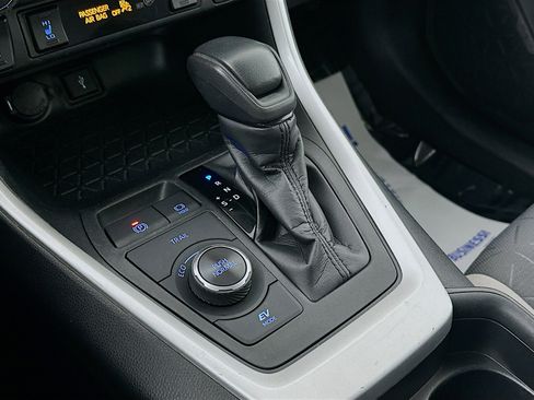 Used 2020 Toyota RAV4 XLE w/ Convenience Package image 16