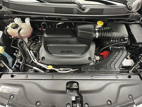 Used 2024 Chrysler Pacifica Touring-L FWD image 19