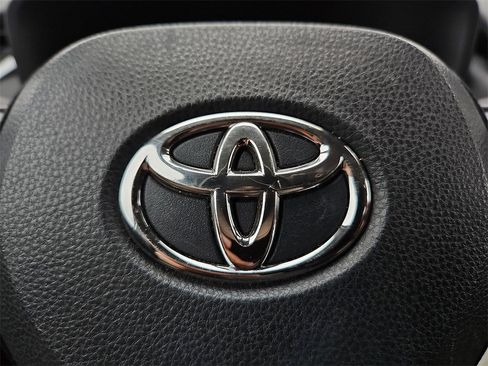 Used 2021 Toyota RAV4 LE image 29