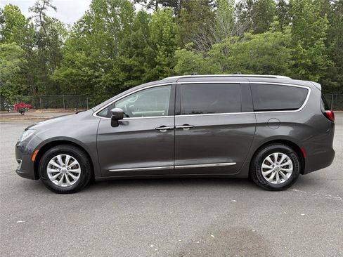 Used 2018 Chrysler Pacifica Touring-L Plus FWD image 26