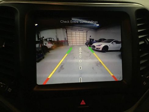 Used 2015 Jeep Cherokee Trailhawk w/ Comfort/Convenience Group AWD/4WD image 18