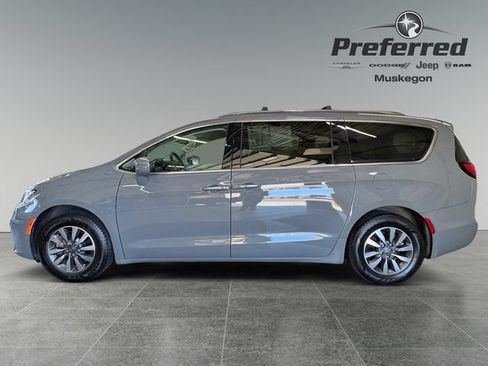 Used 2021 Chrysler Pacifica Touring-L FWD image 9