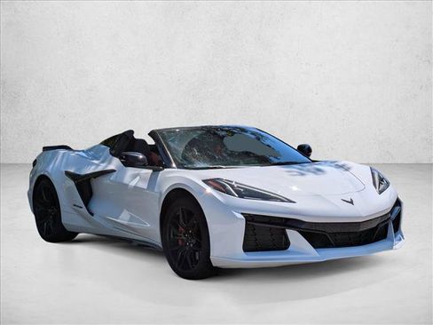 Used 2025 Chevrolet Corvette Z06 RWD image 3