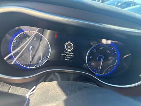 Used 2018 Chrysler Pacifica Touring-L Plus w/ Tire & Wheel Group image 9