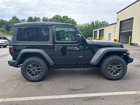 Used 2025 Jeep Wrangler Sport AWD/4WD image 4