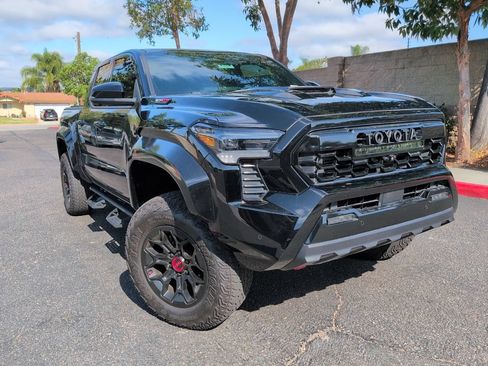 Used 2025 Toyota Tacoma TRD Pro AWD/4WD image 2