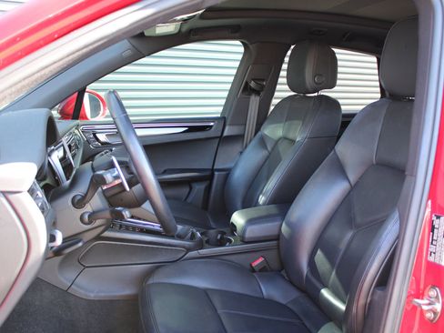 Certified 2022 Porsche Macan image 5