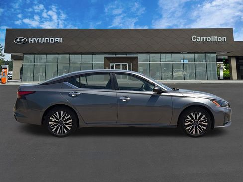 Used 2025 Nissan Altima 2.5 SV FWD image 4