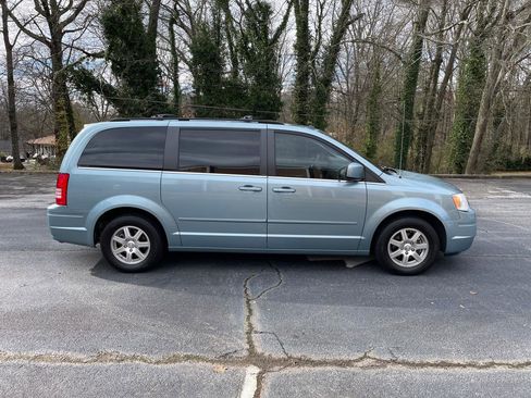 Used 2008 Chrysler Town & Country Touring FWD image 2