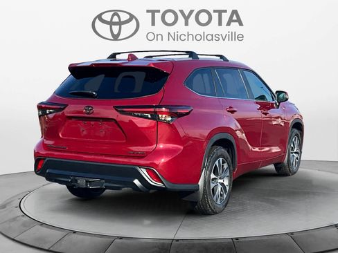 Used 2024 Toyota Highlander XLE image 5