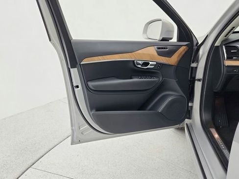 New 2025 Volvo XC90 B6 Plus w/ Protection Package Premier image 31