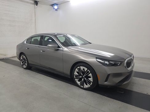 Used 2024 BMW 530i w/ Premium Package image 4