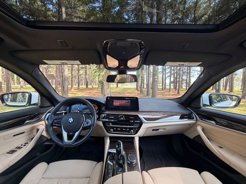 Used 2023 BMW 540i w/ Premium Package RWD image 2