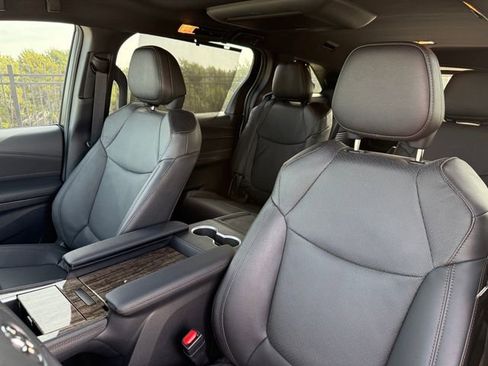 Used 2025 Toyota Sienna Platinum image 15