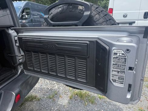 Used 2019 Jeep Wrangler Unlimited Sahara AWD/4WD image 30