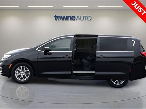 Used 2024 Chrysler Pacifica Touring-L image 3