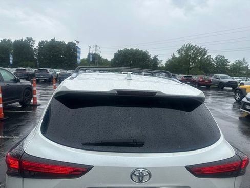 Used 2021 Toyota Highlander XLE AWD/4WD image 6