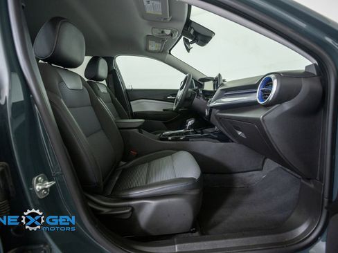 Used 2025 Chevrolet Trax LT FWD image 40