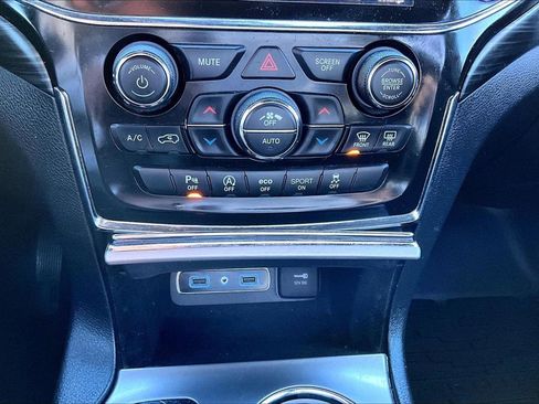 Used 2021 Jeep Grand Cherokee Laredo X image 17