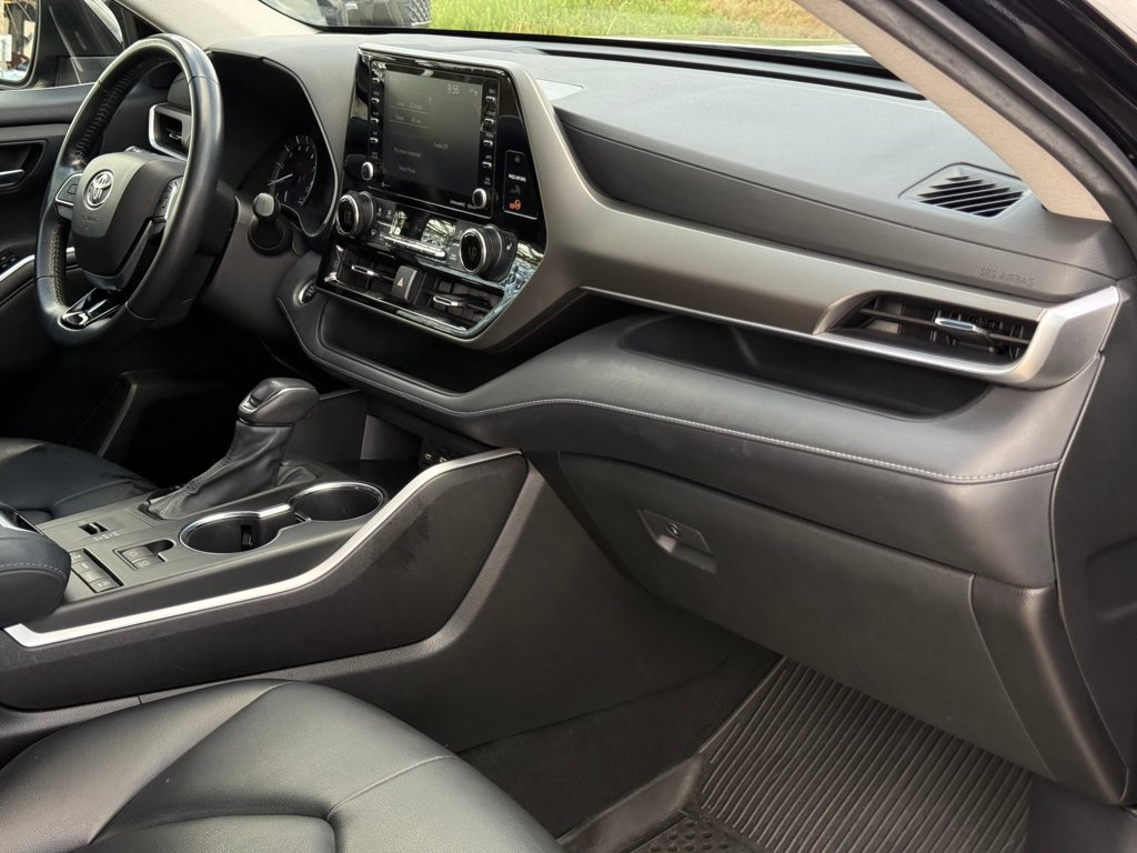 Used 2021 Toyota Highlander XLE FWD image 25