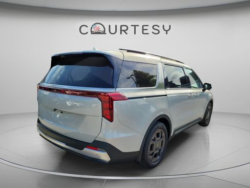 Used 2025 Kia Carnival SX FWD image 3