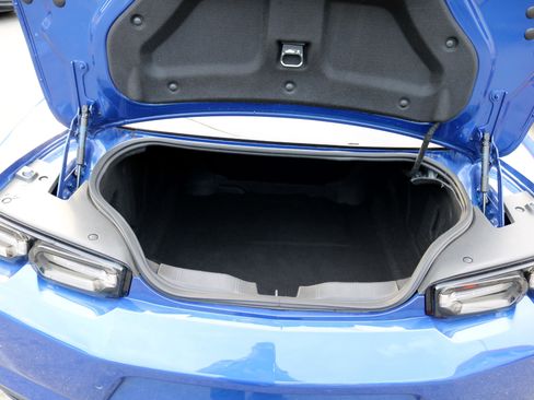 Used 2021 Chevrolet Camaro LT w/ RS Package image 39