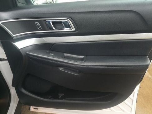 Used 2017 Ford Explorer XLT w/ Equipment Group 202A AWD/4WD image 5