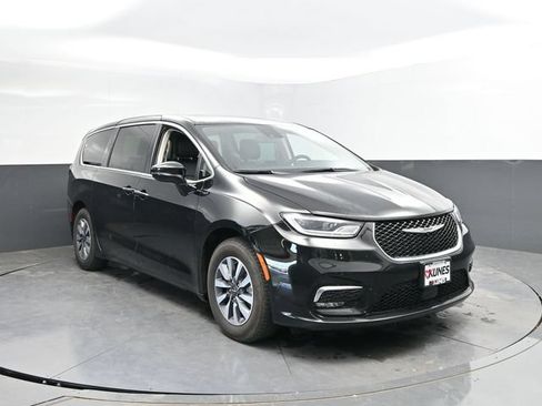 Used 2024 Chrysler Pacifica Limited FWD image 6