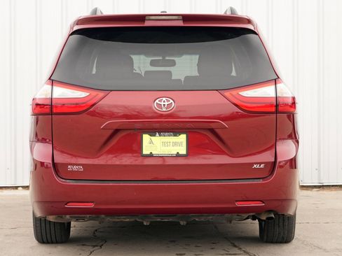 Used 2016 Toyota Sienna XLE image 10