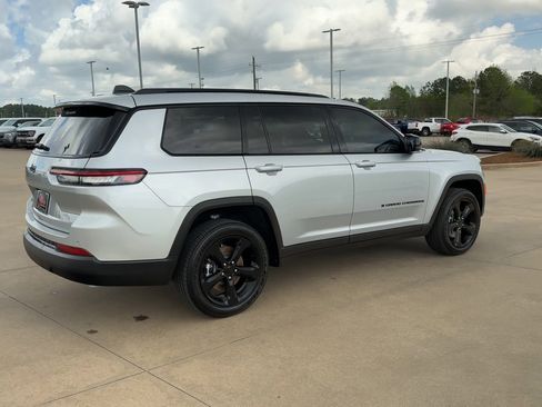 Used 2025 Jeep Grand Cherokee L Altitude image 8