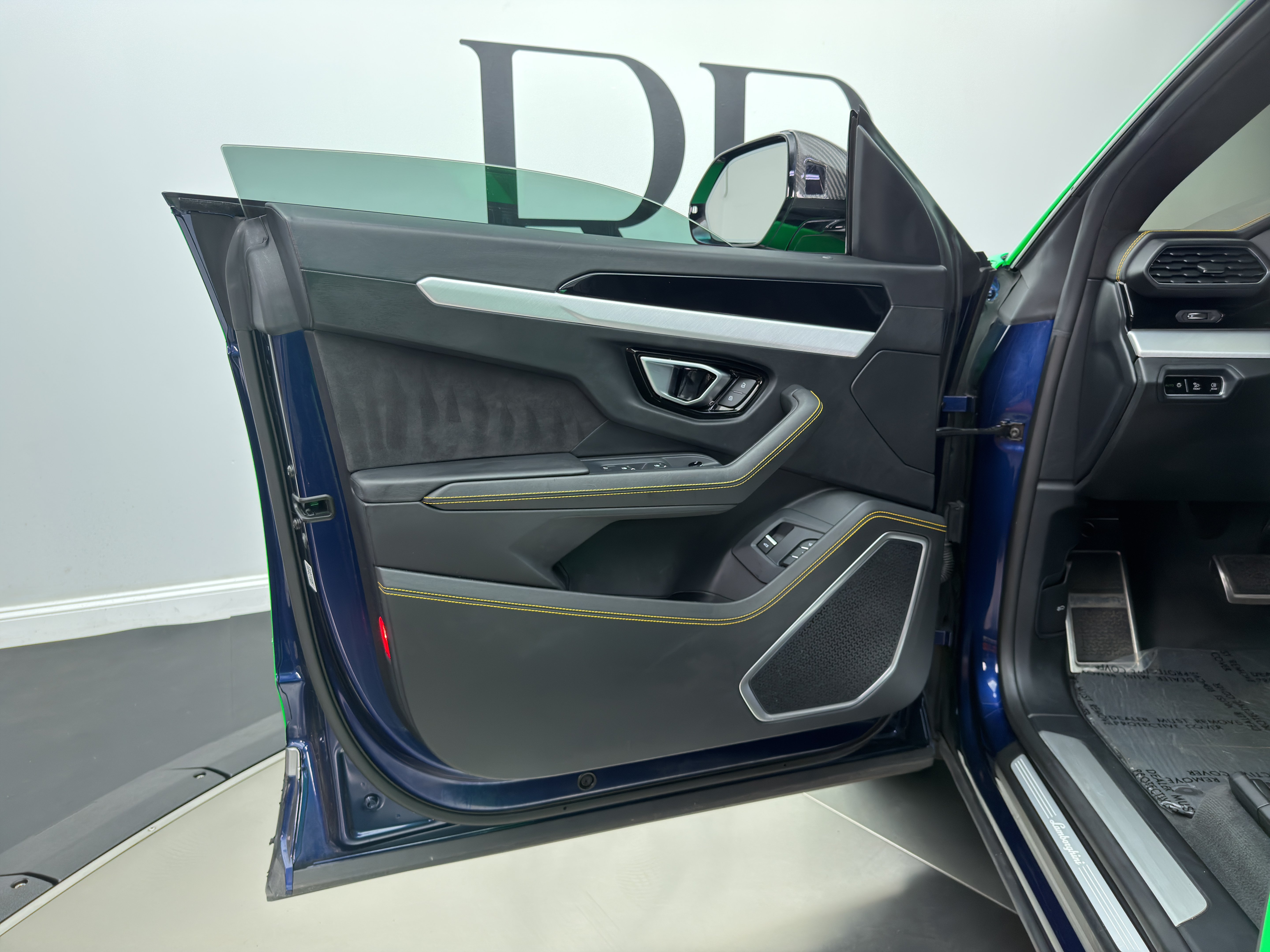 Used 2022 Lamborghini Urus AWD/4WD image 14