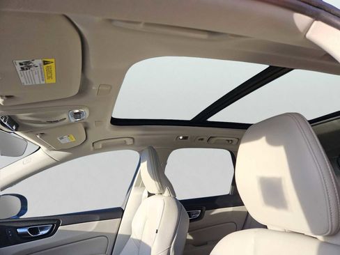 Used 2020 Volvo XC60 T6 Momentum w/ Protection Package Premier image 15