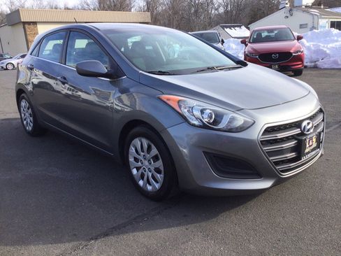 Used 2017 Hyundai Elantra GT image 4