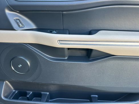 Used 2024 Ford Expedition Limited image 19