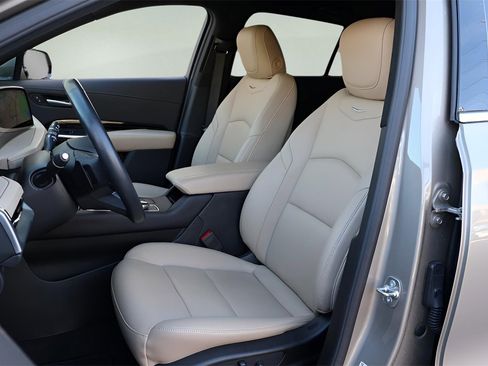 Used 2024 Cadillac XT4 Luxury w/ Cold Weather Package image 12