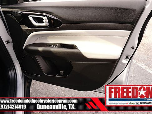 Certified 2025 Jeep Compass Limited image 41